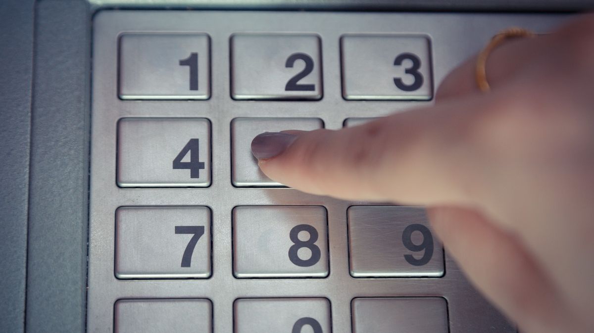 Muž kvůli telefonátu zapomněl u bankomatu 30 tisíc
